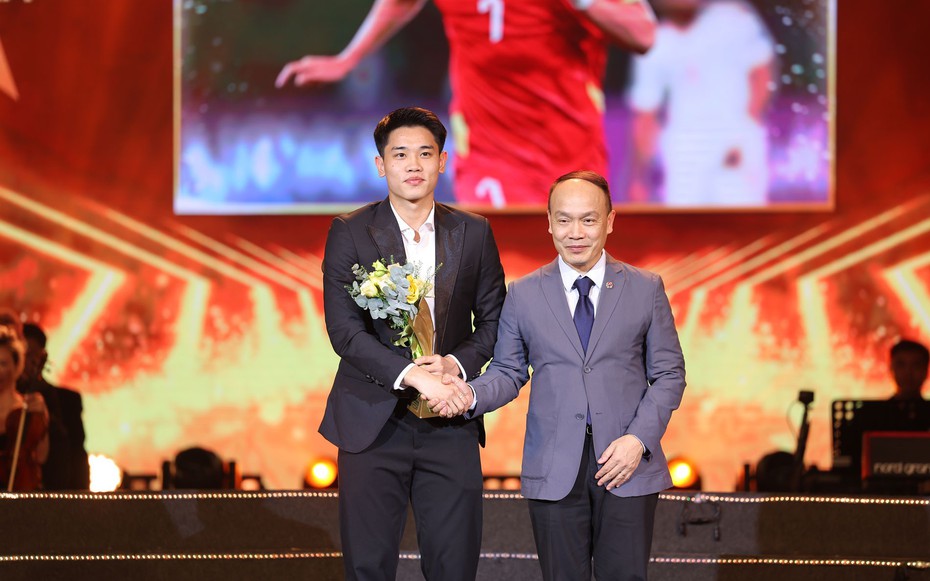 Cầu thủ Đình Bắc được vinh danh là "Gương mặt trẻ Thể thao của năm"