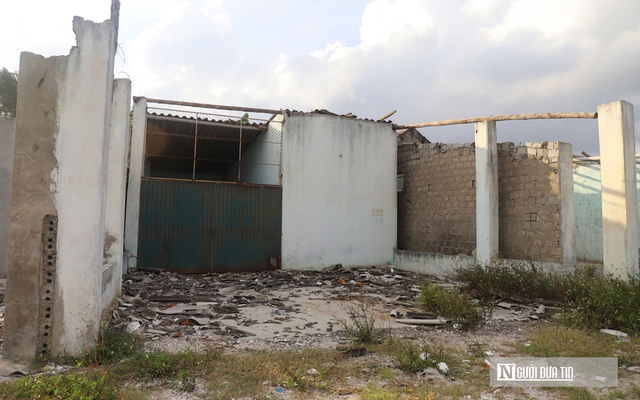 Giải toả hàng loạt ki ốt ở “phố đèn đỏ” Hòn Câu