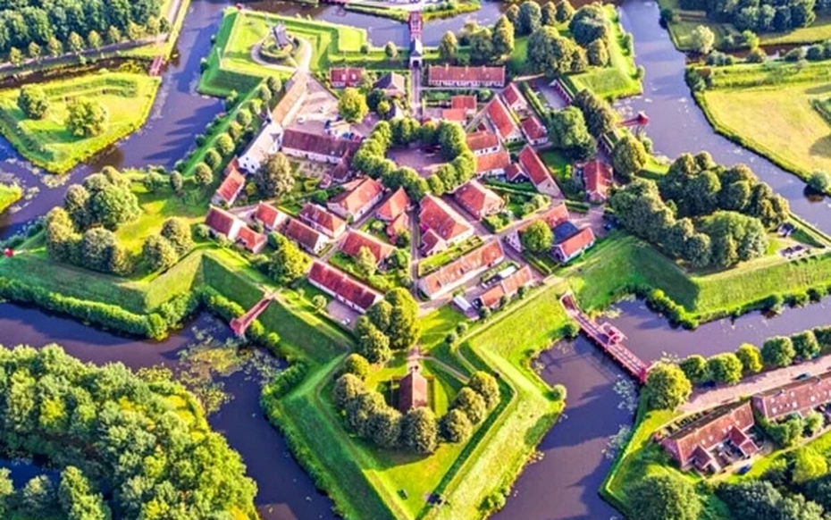 Khung cảnh yên bình ở ngôi làng độc đáo, có tuổi đời hàng trăm năm