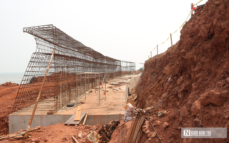 Chạy đua với thuỷ triều thi công tường chắn sóng biển trước mùa mưa bão