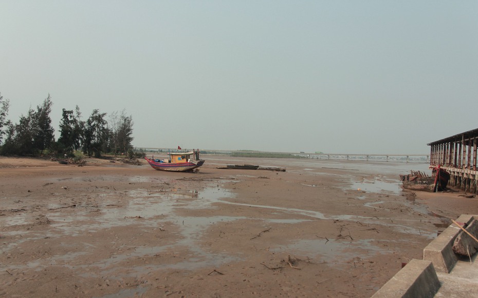 Cận cảnh cảng cá bị bồi lắng nghiêm trọng, tàu thuyền không thể cập bến