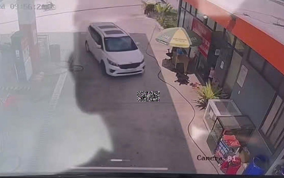 Bé gái gần 2 tuổi đáng nằm chơi ở cây xăng bị xe ôtô cán tử vong