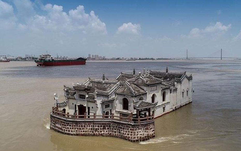 Kỳ lạ ngôi chùa hơn 700 năm giữa sông Trường Giang, bất chấp đại hồng thủy