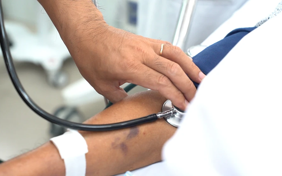 Cụ ông 74 tuổi hoang mang vì triệu chứng tiểu tiện "bất thường"