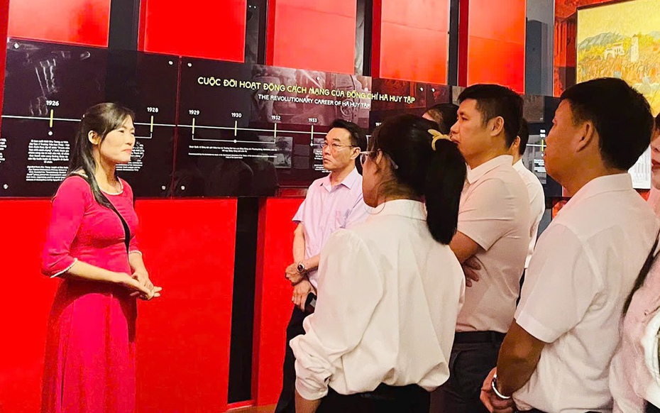 Xúc động trước những hiện vật gắn với cuộc đời cố Tổng Bí thư Hà Huy Tập