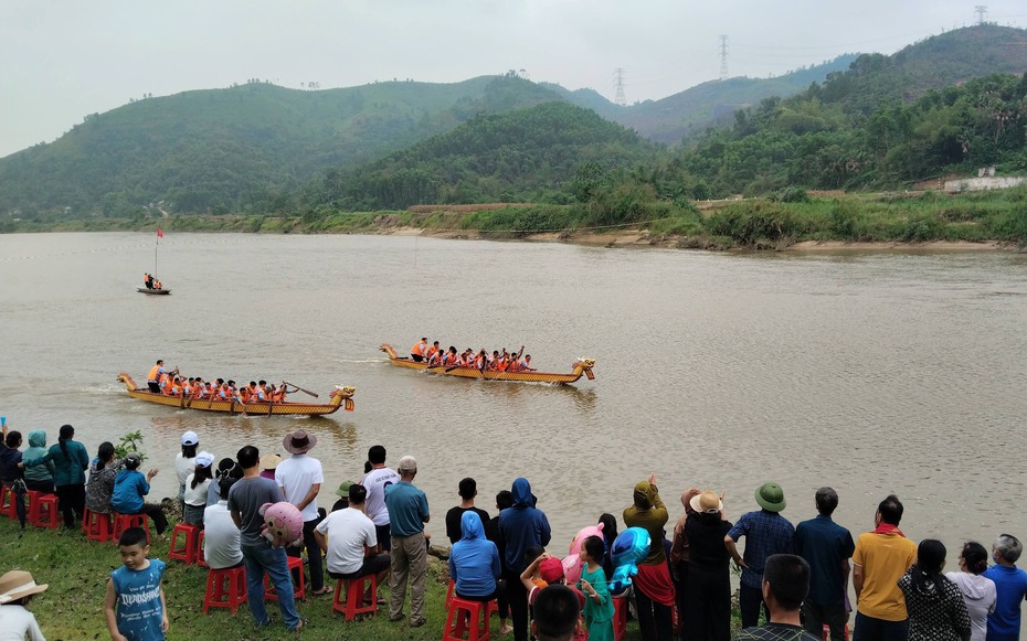 Tưng bừng lễ hội đua thuyền trên sông Ngàn Phố