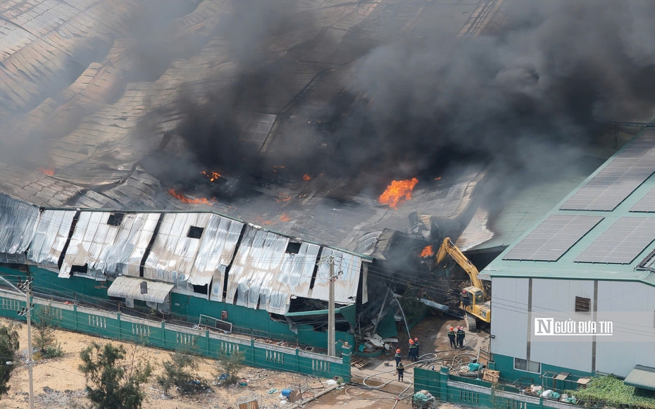 Gia Lai: Cháy lớn tại Khu công nghiệp Nhơn Hội, hàng trăm chiến sĩ tham gia chữa cháy