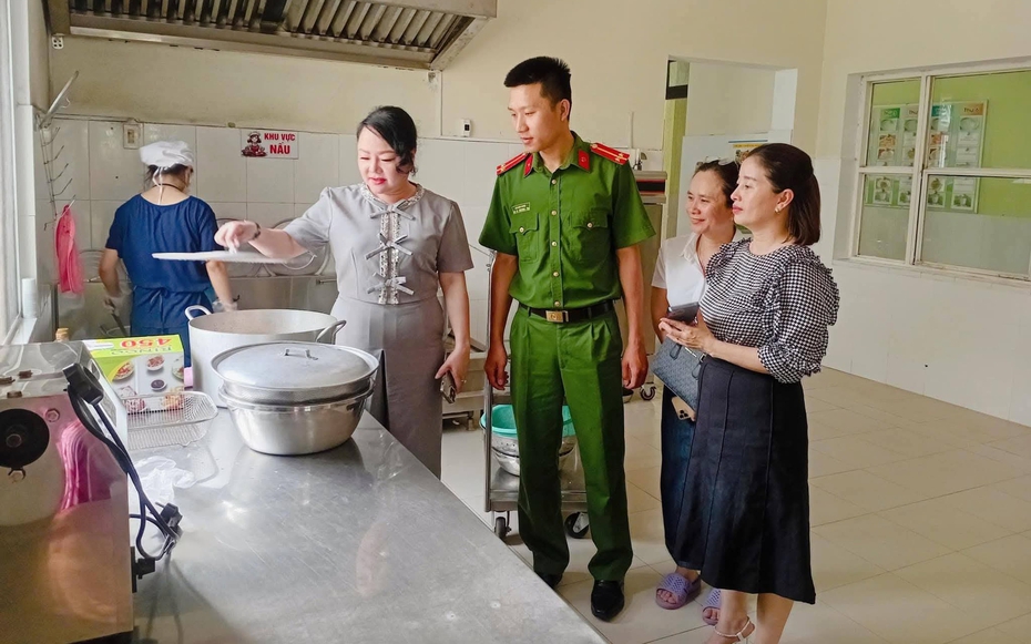 Huế kiểm tra đột xuất an toàn thực phẩm tại các bếp ăn của nhiều trường học