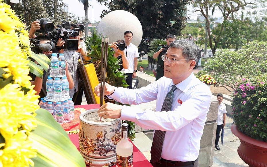 Thủ tướng Lê Minh Hưng dâng hương tại Đài tưởng niệm các Anh hùng liệt sỹ thành phố Hải Phòng