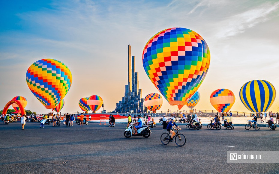Chiêm ngưỡng dàn khinh khí cầu lần đầu xuất hiện ở Quảng trường Nghinh Phong, Đắk Lắk