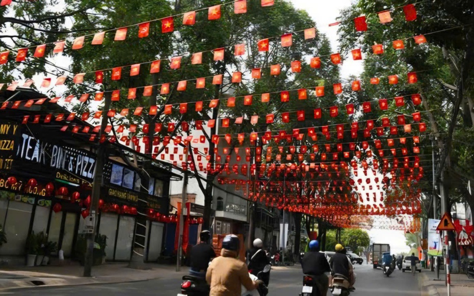 Đồng Nai rực rỡ cờ hoa ngày 30/4: Thành phố trẻ trực thuộc Trung ương với khí thế mới
