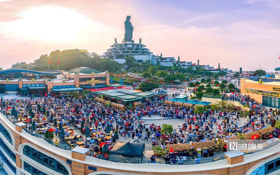 Hàng ngàn du khách đổ về “nóc nhà Nam Bộ” dịp 30/4