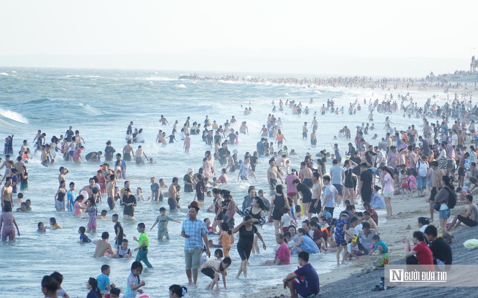 Xe cộ nối hàng dài về Mũi Né, biển đông nghẹt người dịp lễ 30/4