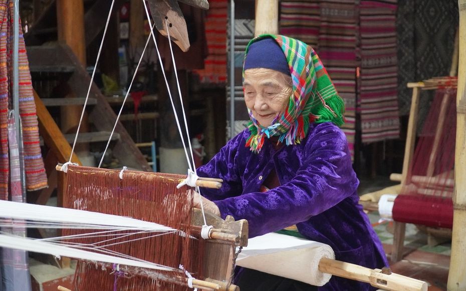 Làng dệt thổ cẩm hút khách nước ngoài ở khu du lịch Pù luông