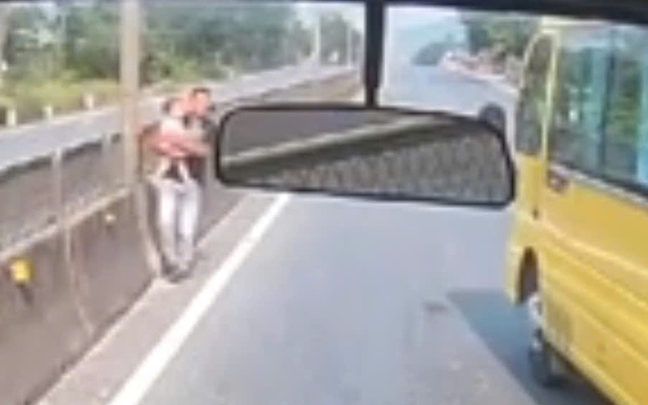 Danh tính tài xế dũng cảm dừng xe, lao ra bế cháu bé đứng giữa quốc lộ ở Huế