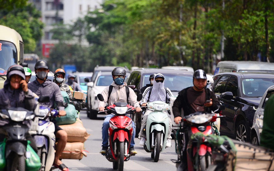 Nắng nóng gay gắt từ đầu tuần, bao trùm từ miền Bắc đến miền Nam, nhiệt độ lên tới 39°C