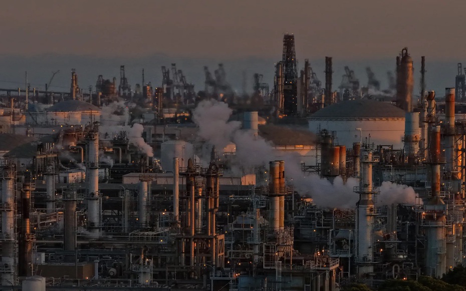 Giá dầu giảm mạnh khi Iran mở cửa Hormuz