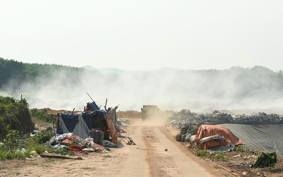 Vụ bãi rác cháy hơn 1 tuần: Tạm dừng nhận rác để xử lý sự cố