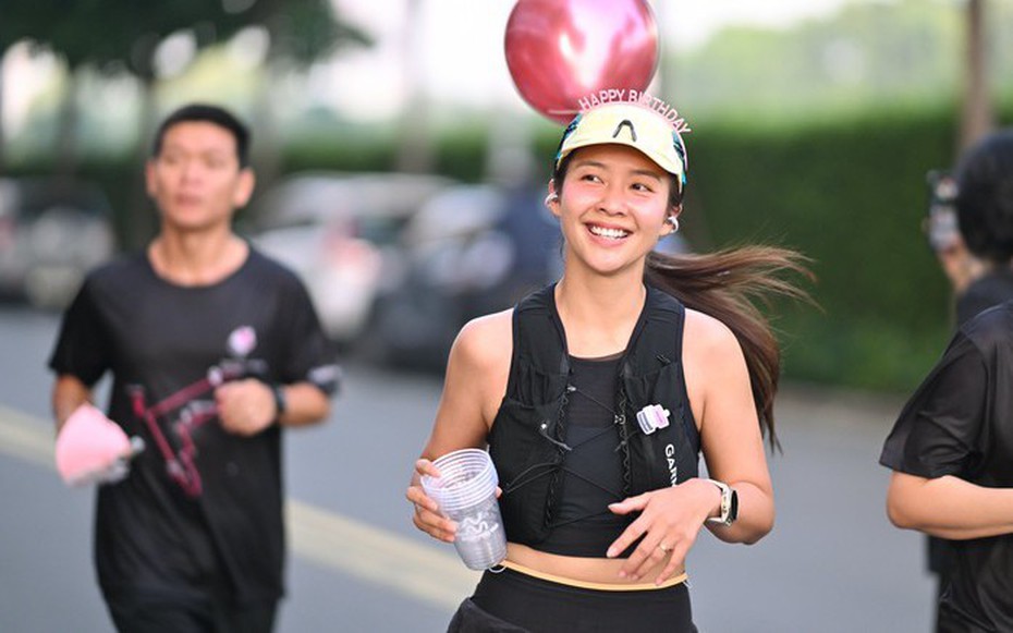 Khả Ngân khiến khán giả "choáng" vì thành tích ấn tượng