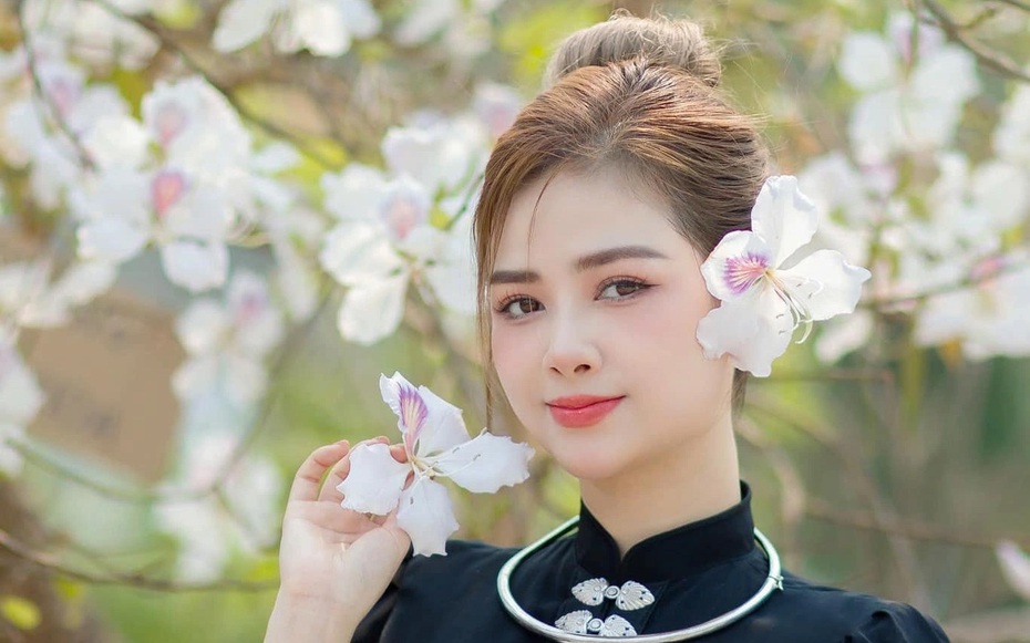 Ca sĩ Dương Hoàng Yến, gây sốt với tiết mục vừa hát live vừa chơi đàn đá trước 20.000 khán giả