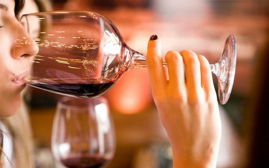 Người phụ nữ 28 tuổi bất ngờ phát hiện ung thư sau "dấu hiệu lạ" khi uống rượu