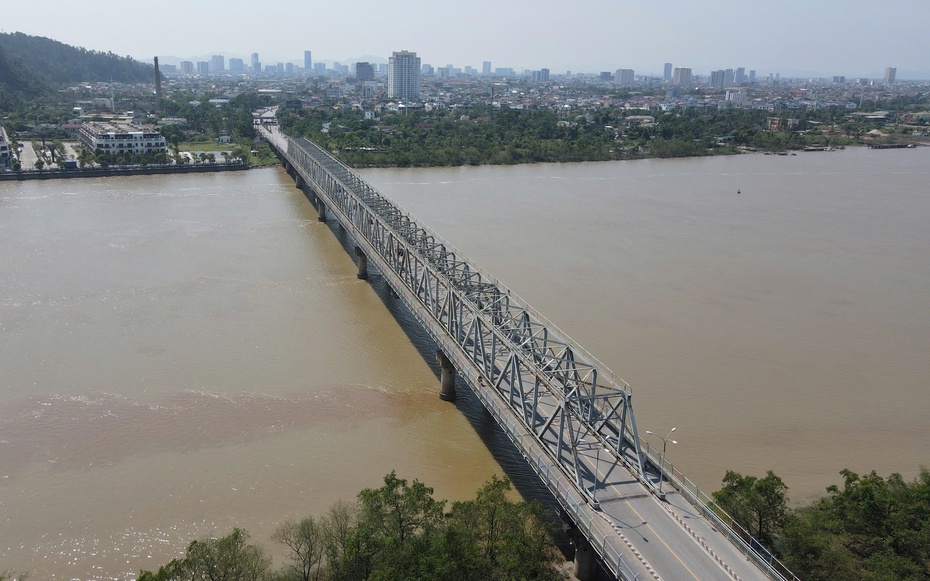 "Lá chắn" thép ngăn người nhảy cầu Bến Thủy sắp hoàn thành
