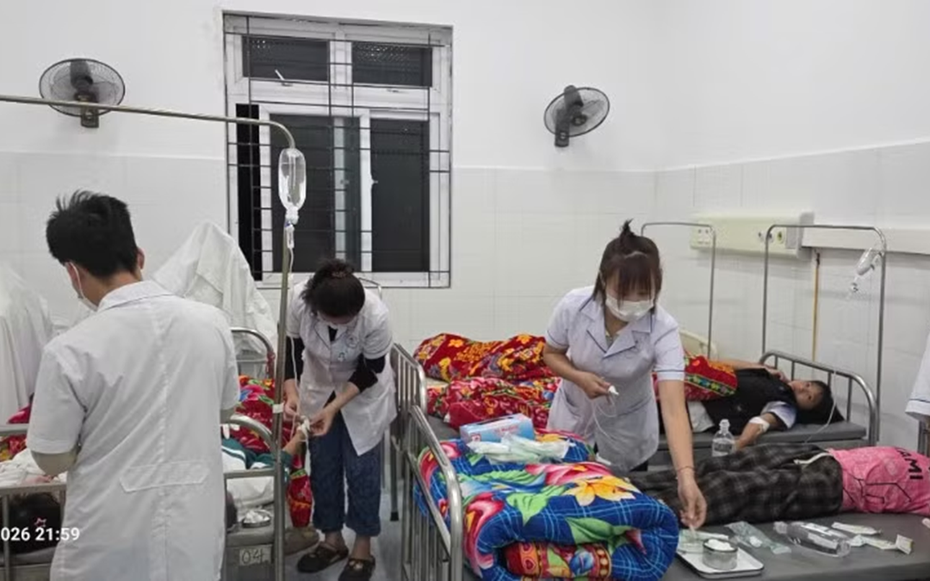 Rủ nhau ăn quả lạ, hơn 200 học sinh ngộ độc