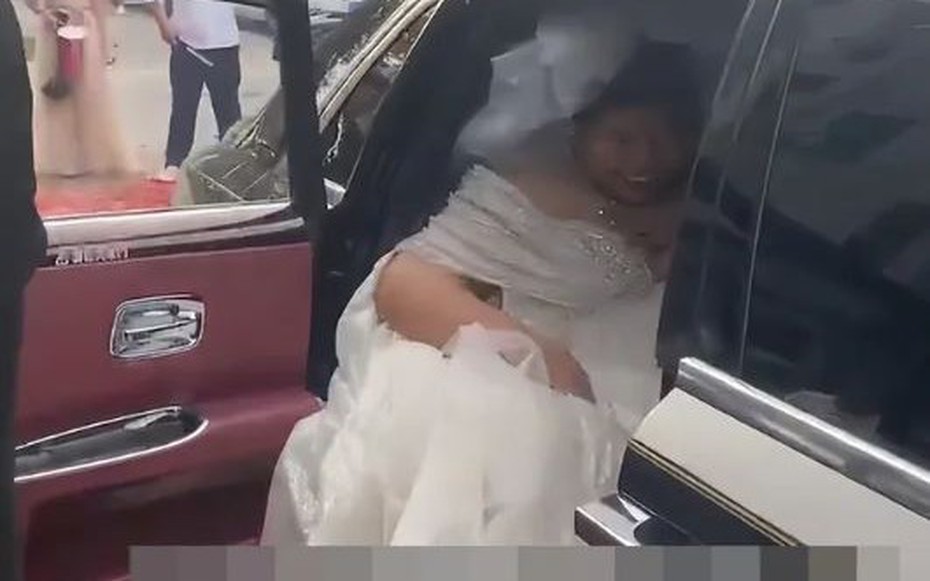 Định bước xuống xe, cô dâu lập tức bị ngăn lại vì lý do này