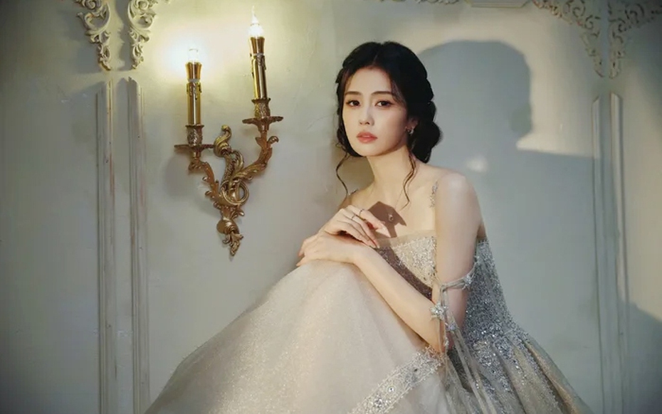 Mỹ nhân có "nụ cười vô duyên nhất showbiz" hoá công chúa cổ tích, khoe nhan sắc đẹp đến nao lòng