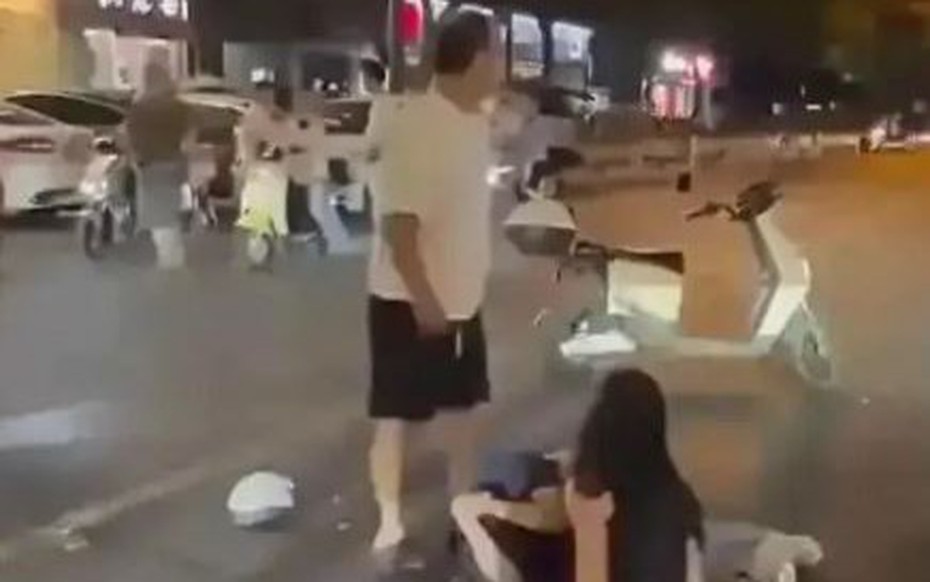 Bị bắt quả tang ngoại tình trước khách sạn, vợ có thái độ khiến chồng "sôi máu"