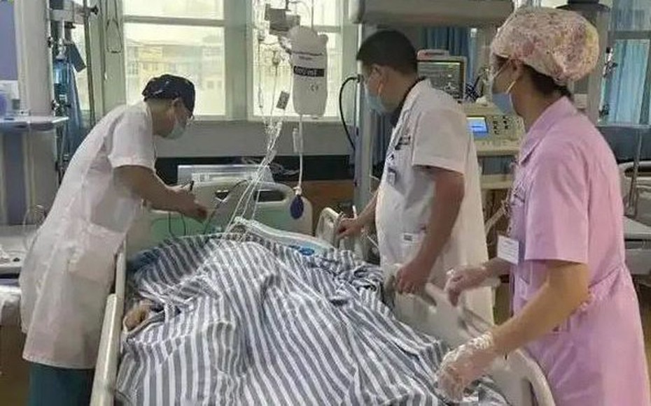 Nam sinh 14 tuổi suýt tử vong sau khi bị mờ mắt, tê tay