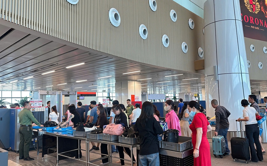 Người dân “ùn ùn” quay lại Tp.HCM sau nghỉ lễ, giao thông gặp nhiều khó khăn