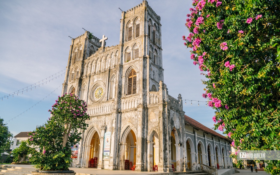 Khám phá Thánh đường Gothic 130 năm tuổi, nơi lưu giữ cuốn sách chữ Quốc ngữ đầu tiên tại Việt Nam