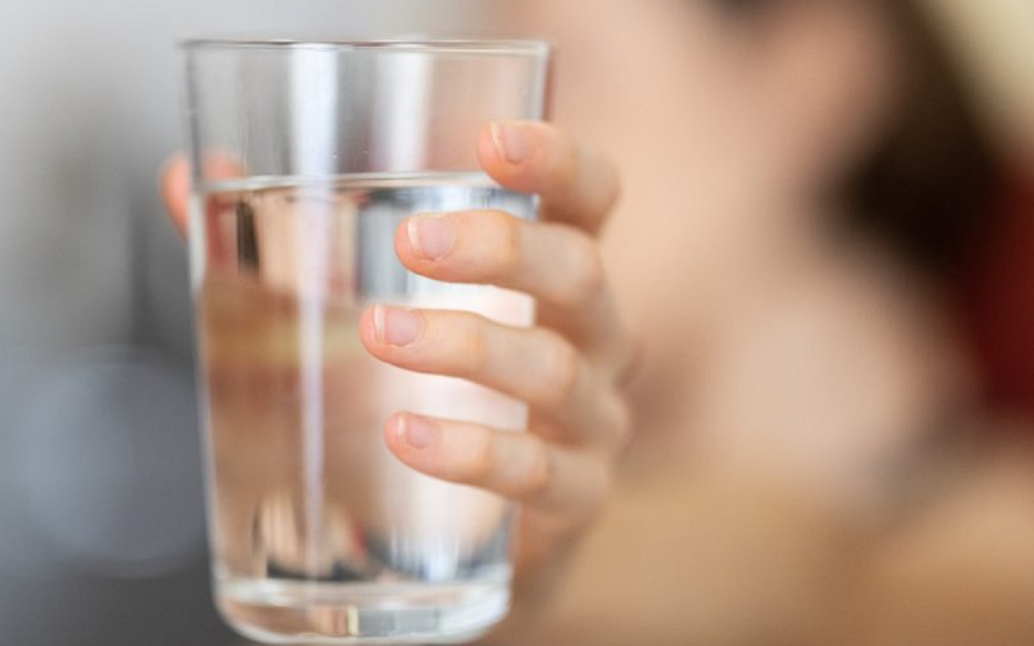 Bé trai 10 tuổi suýt tử vong vì một sai lầm khi uống nước theo cách “vạn người mê”