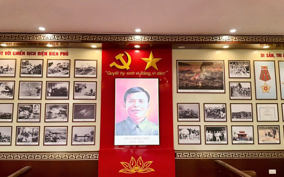 Thăm nhà tưởng niệm người anh hùng “lấy thân mình lấp lỗ châu mai”