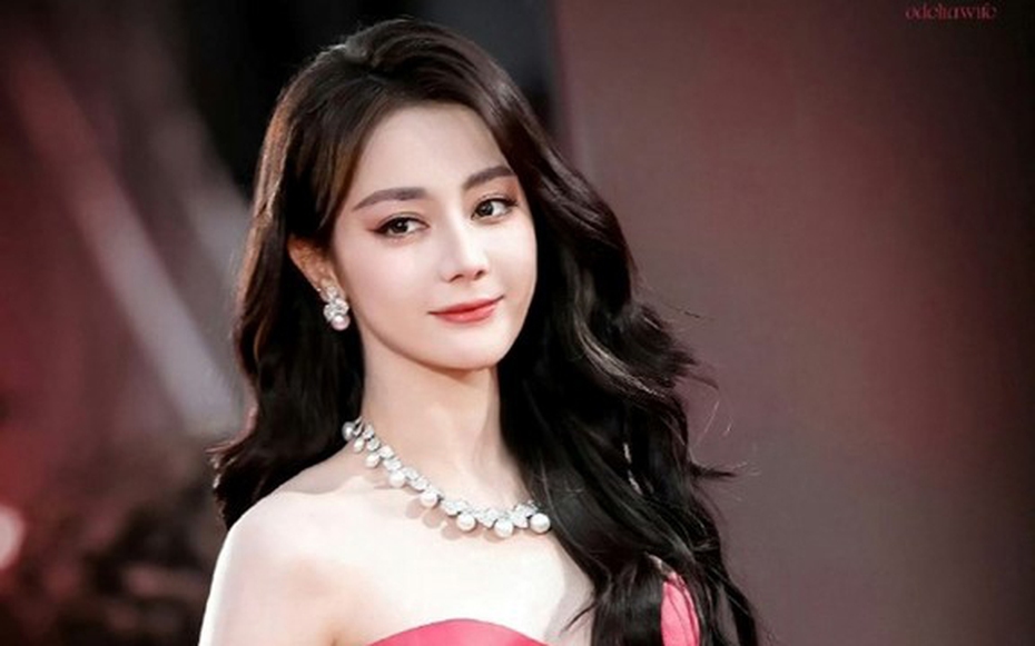 Nữ diễn viên Địch Lệ Nhiệt Ba gây sốt khi trở lại thảm đỏ
