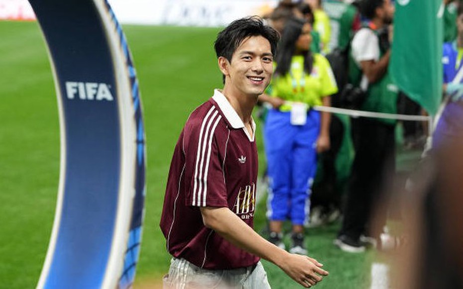 Nam diễn viên Lý Hiện trở thành tâm điểm khi xuất hiện tại World Cup
