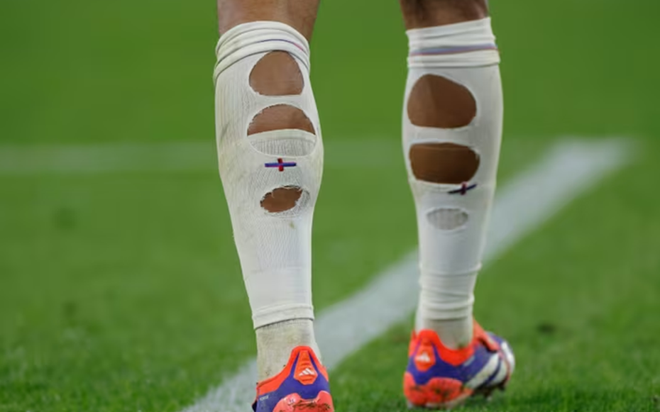 Vì sao nhiều cầu thủ World Cup lại mang tất "thủng lỗ chỗ"?