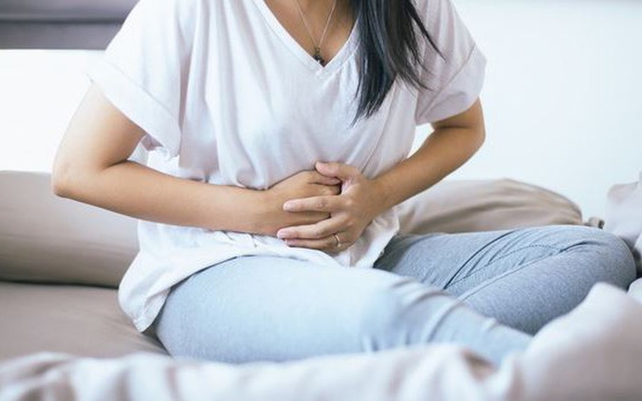 Đau bụng dữ dội, người phụ nữ 52 tuổi sốc nặng sau khi đi cấp cứu