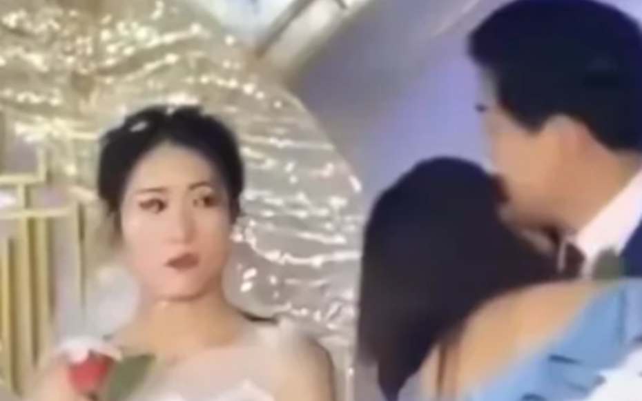Đang làm lễ cưới, người yêu cũ bất ngờ lao lên hôn chú rể, cả hội trường sững sờ