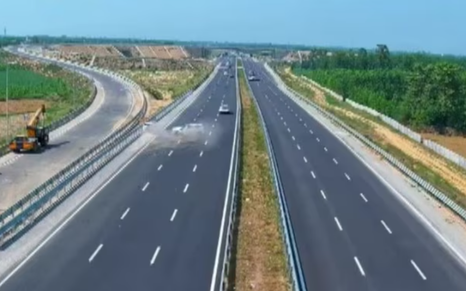 Ô tô đâm vào xe đi lùi trên cao tốc, 4 người trong một gia đình tử vong 