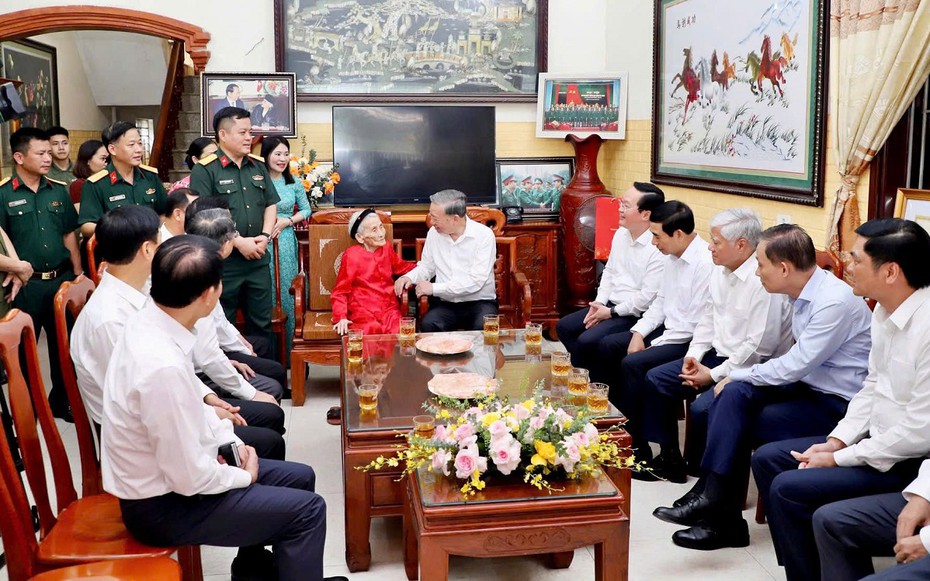 Hai lần tiễn con đi, một đời mẹ lặng lẽ chịu đau thương