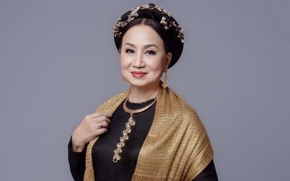 Thần thái của nữ NSƯT duy nhất đóng cả 2 bộ phim về Nam Phương Hoàng hậu