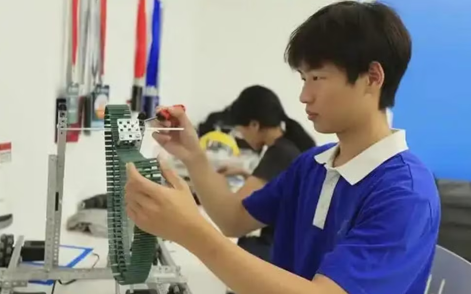 Nam sinh 19 tuổi vừa đi học, vừa điều hành công ty công nghệ