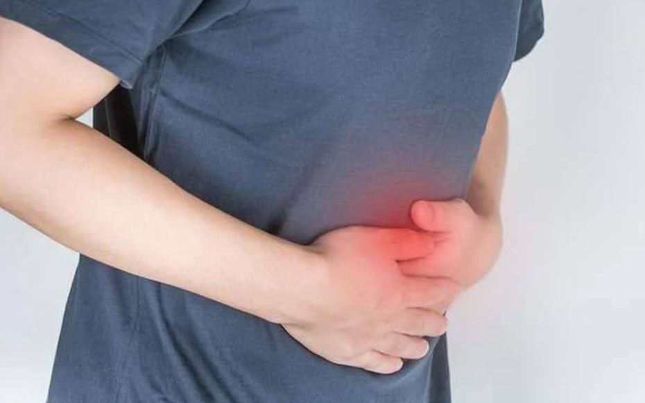 Người đàn ông 35 tuổi "gan trắng xoá" vì ngày nào cũng uống loại nước quen thuộc