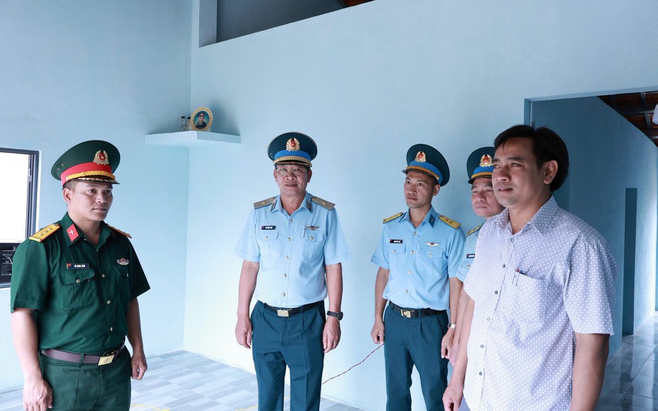 Khi những “người thợ không chuyên” dựng mái ấm mới tri ân gia đình chính sách