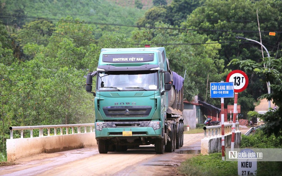 Cầu 13 tấn hằng ngày phải "cõng" dàn xe đầu kéo chở đất