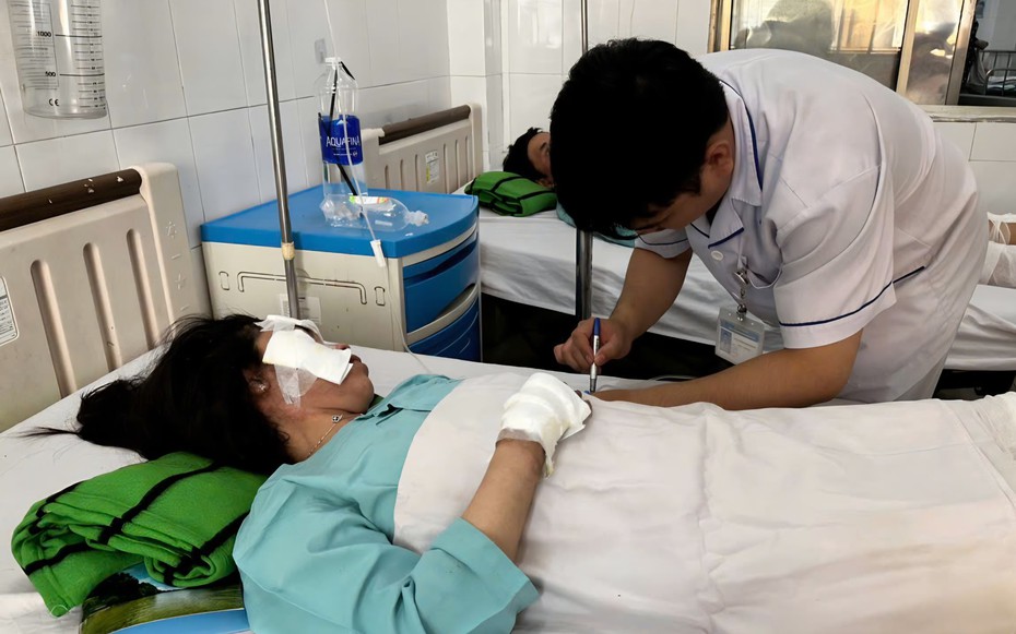 Chạy đua cứu nạn sau vụ xe khách bốc cháy khiến 7 người tử vong