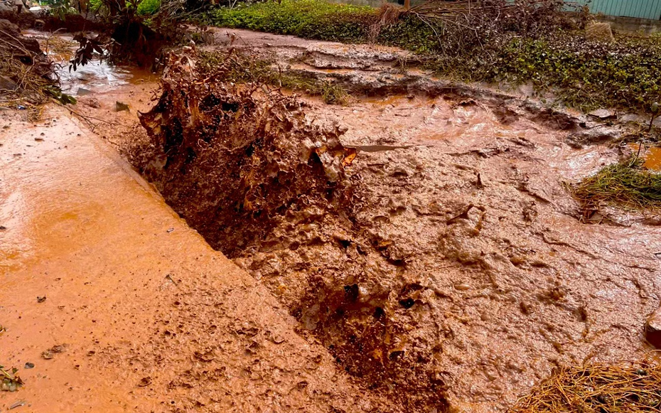 Đang khoan giếng, bất ngờ nghe tiếng nổ dưới lòng đất, nước và khí phun trào dữ dội