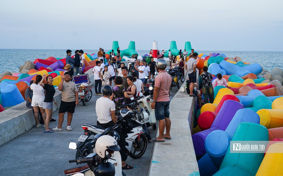 Tô điểm cho hàng trăm khối bê tông, bờ kè tại phố biển Đắk Lắk trở thành điểm check – in hút khách
